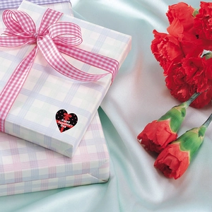 Autocollants de la Saint-Valentin en forme de cœur sur une boîte cadeau rose