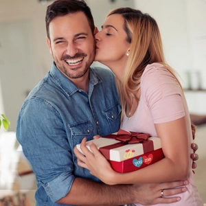 Coffret cadeau Saint-Valentin romantique avec ruban rouge et motif de bague et cœur