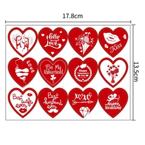 Dettaglio di adesivi a cuore Happy Valentine's Day con motivi rossi e bianchi