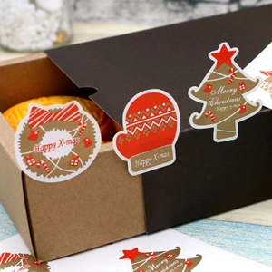 Autocollants de Noël sapin et gants sur une boîte cadeau avec texte Merry Christmas