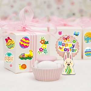 Autocollants de Pâques avec lapins et œufs sur un emballage de boîte cadeau blanche