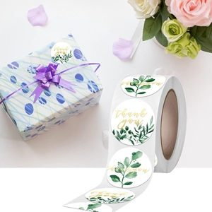Rollo de pegatinas de agradecimiento con ramas verdes para envolver regalos y decoración