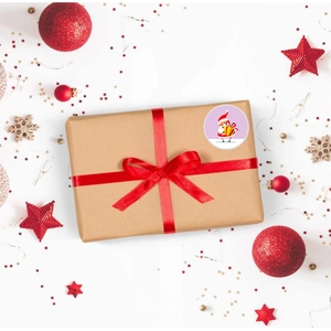 Dettaglio dell'adesivo di Babbo Natale su scatola regalo in kraft con nastro rosso