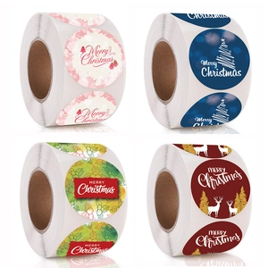 Dettaglio di quattro rotoli di adesivi di Buon Natale con motivi festivi di renne e alberi