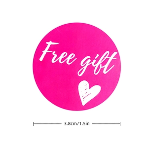 Détail de l'autocollant rond rose Free Gift de 3,8cm avec texte blanc et cœur