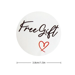 Détail d'un autocollant rond blanc de 3,8 cm avec texte Free Gift et petit cœur rouge