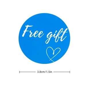 Détail d'un autocollant Free Gift bleu de 3,8 cm avec coeur blanc et écriture