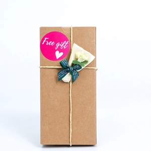 Boîte cadeau en papier kraft avec corde, fleurs séchées et autocollant rose Free Gift