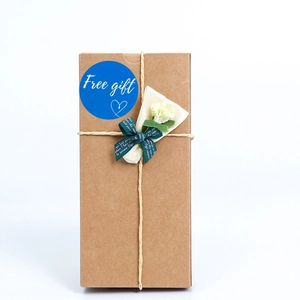 Boîte cadeau en papier kraft avec autocollant bleu Free Gift, ficelle et ruban fleuri