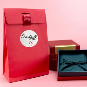 Coffret cadeau bijoux rouge et sac en papier avec un autocollant cœur Free Gift