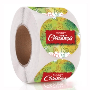 Dettaglio del rotolo di adesivi natalizi con agrifoglio ad acquerello e scritta Merry Christmas