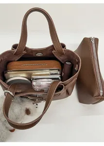 Vue détaillée de l'intérieur du sac seau en cuir marron avec sa pochette zippée