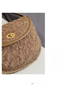Detail der braunen Umhängetasche aus Teddy-Stoff mit Lederbesatz und Goldverschluss