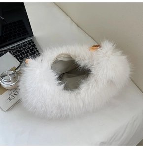 Gros plan sur la texture en fausse fourrure blanche et l'intérieur du sac pelucheux