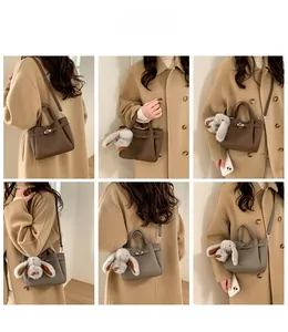 Détail du mini sac seau vintage avec fermoir pivotant en métal et pendentif lapin