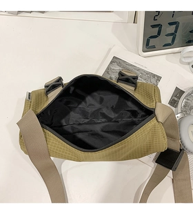 Detailansicht der olivgrünen Zylindertasche mit großem Fassungsvermögen und Innenfutter