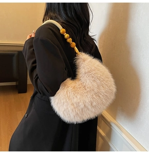 Détail du sac hobo en peluche avec bandoulière à perles jaunes et fausse fourrure beige
