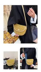 Détail du sac besace en peluche jaune gingembre avec fourrure synthétique et fermoir doré