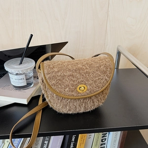Borsa a sella marrone pelosa con tracolla in pelle per un look accogliente