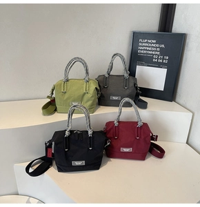 Détail macro de sacs seaux en nylon de haute qualité en quatre couleurs avec anses tressées