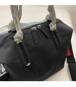 Détail du tissu en nylon haute densité et de la poignée en corde tressée du sac noir