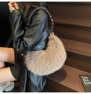 Détail du sac bandoulière en fausse fourrure pelucheuse avec perles en bois et anneaux dorés