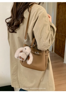 Sac à main en cuir marron avec fermoir rotatif doré et charmant pendentif lapin blanc