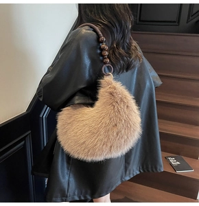 Détail du sac croissant en fausse fourrure marron avec bandoulière en perles de bois