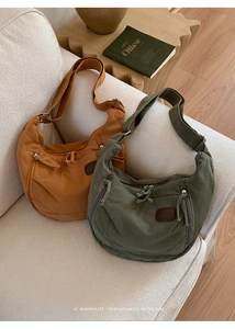 Gros plan de sacs hobo vintage en toile marron ambre et vert olive avec poches zippées