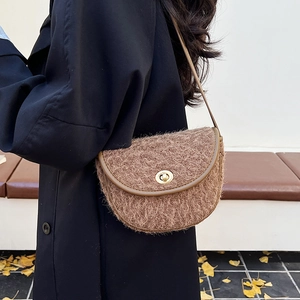 Borsa a sella in pile marrone con finiture in pelle e fibbia d'oro in stile autunnale