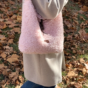 Pink plush faux fur tote bag with heart charm and shoulder strap for autumn fashion