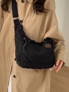 Sac bandoulière rétro en toile noire forme demi-lune avec plusieurs poches zippées