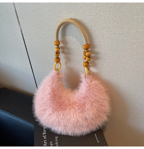 Sac à main croissant en fausse fourrure rose avec détail de poignée perlée tissée pour l'hiver