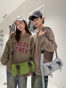 Modische Zylindertasche und brauner Hoodie mit Masdy Ether Print im trendigen Look