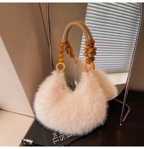 Détail du sac en fausse fourrure pelucheuse avec anse en perles de bois et anneaux jaunes