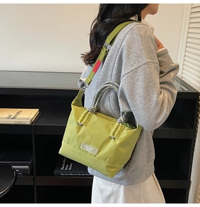 Sac cabas en nylon vert avec logo FREE COLOR et bandoulière réglable décorée