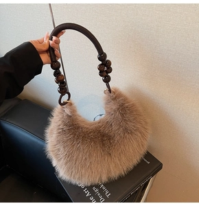 Détail du sac en peluche avec anse en corde tressée et perles en bois vintage