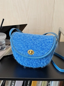 Borsa a tracolla blu in pelliccia sintetica con finiture in pelle e chiusura dorata