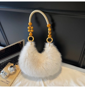 Détail du sac à main blanc en fausse fourrure douce avec anse en corde dorée et perles bois