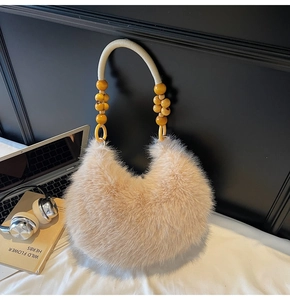 Détail du sac hobo en peluche avec poignée en corde tressée et perles en bois