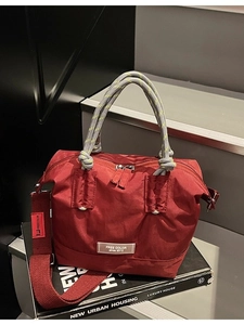 Sac seau rétro rouge en nylon avec poignées tressées et grand volume pratique