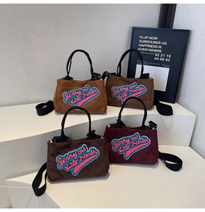 Détail de quatre mini sacs en peluche colorés avec broderie Jerry sur podiums