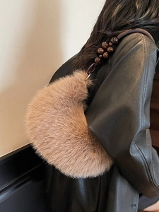 Sac Sous le Bras en Fausse Fourrure Peluche pour Femmes Croissant Hobo Sac à Épaule Avec Perles en Bois Automne Hiver Mode