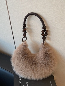 Sac croissant en fausse fourrure beige avec poignées décoratives en bois perlé
