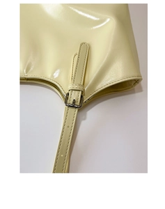Détail de la bandoulière en cuir crème avec boucle métallique argentée et surpiqûres
