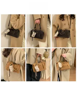 Détails du sac Boston pour femme avec charm petit chien et bandoulière polyvalente