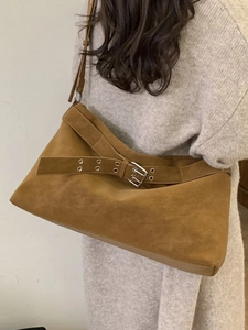 Retro brown suede tote bag featuring a wide belt buckle design and adjustable shoulder strap