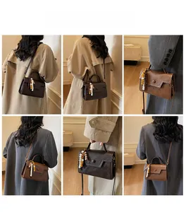 Vues détaillées du sac bandoulière vintage avec breloque perlée et cuir mat élégant