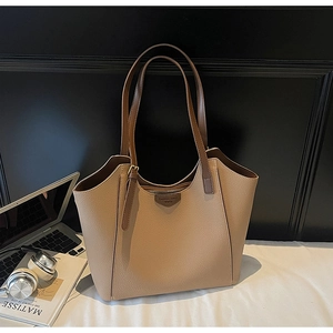 Detail of the high-quality lychee grain leather tote bag with fashionable zip closure
