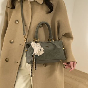 Sac Boston bowling gris-vert vintage avec détails dorés et charm mouton en peluche